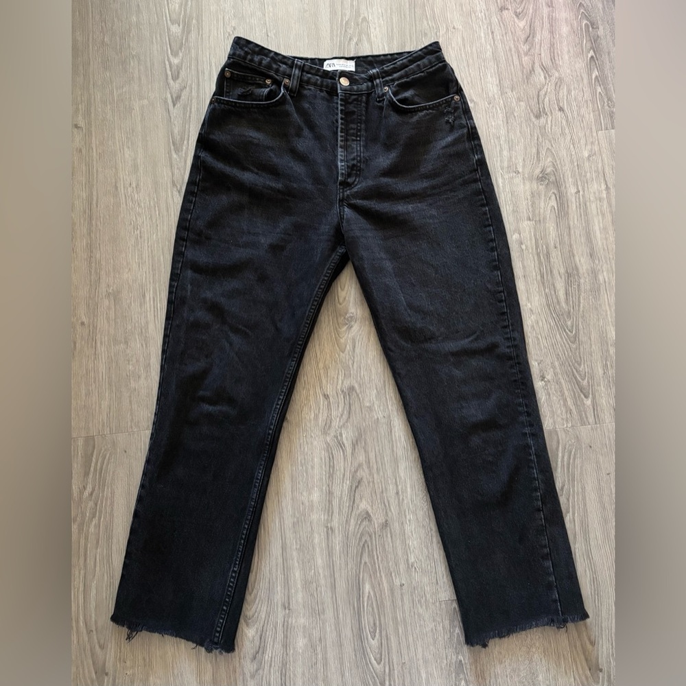 Great Condition- ZARA Straight Leg Cropped Denim (size 6)